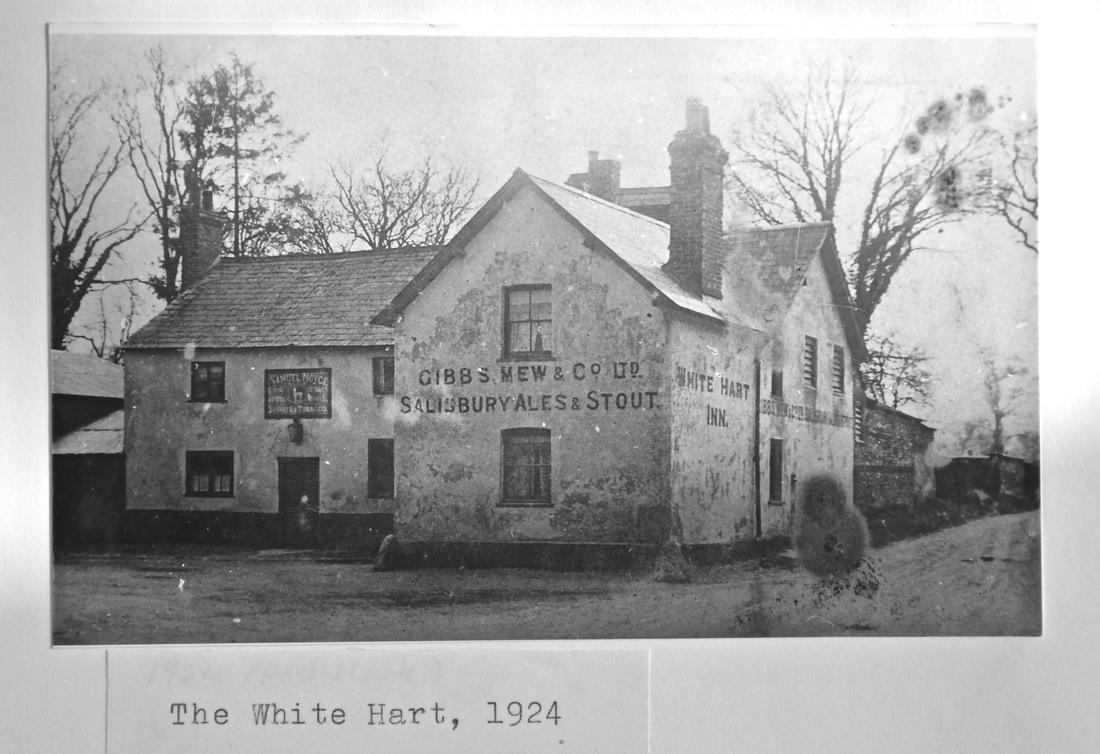 1/32 - The White Hart in 1924.